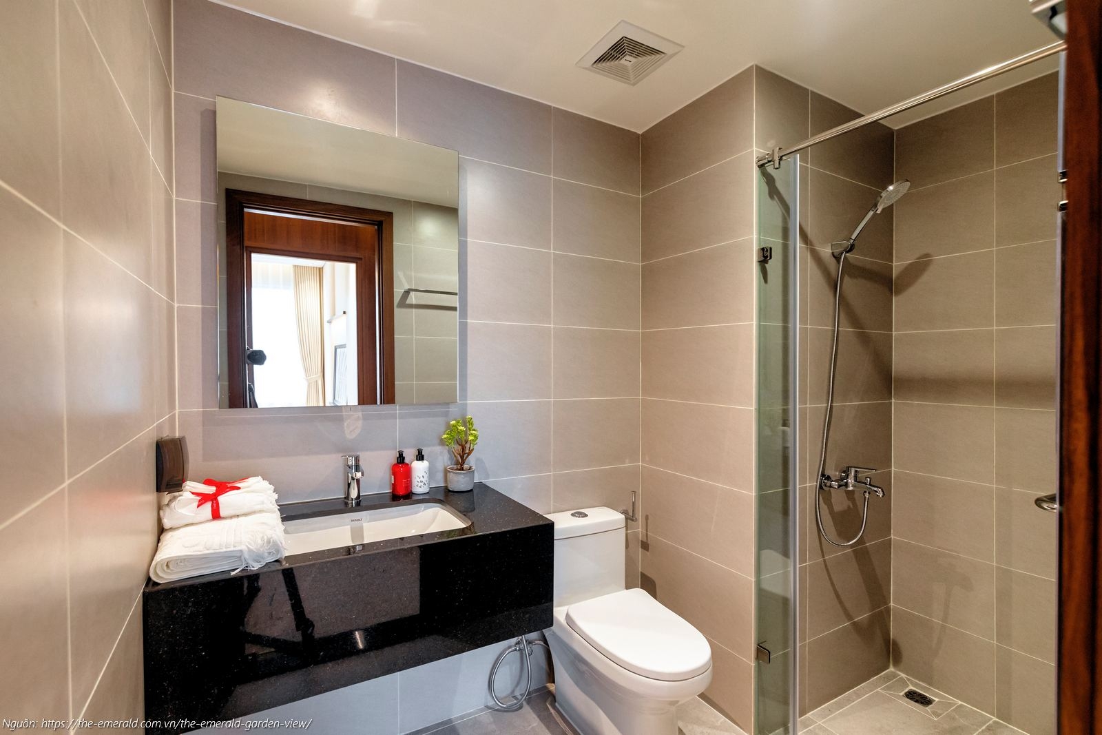 Nhà mẫu The Emerald Garden View: Nhà vệ sinh (WC) căn hộ 2PN 64m2 trang bị thiết bị LIXIL (INAX) sang trọng